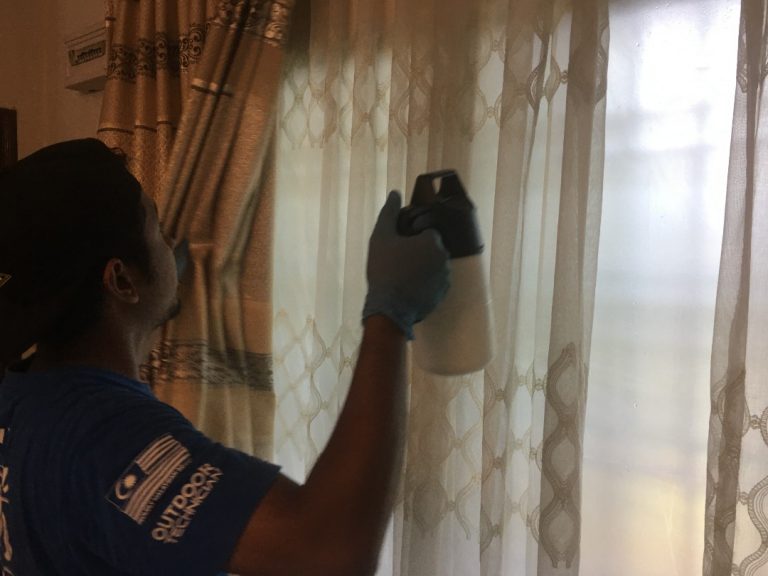 curtain-cleaning-spraying-detergent